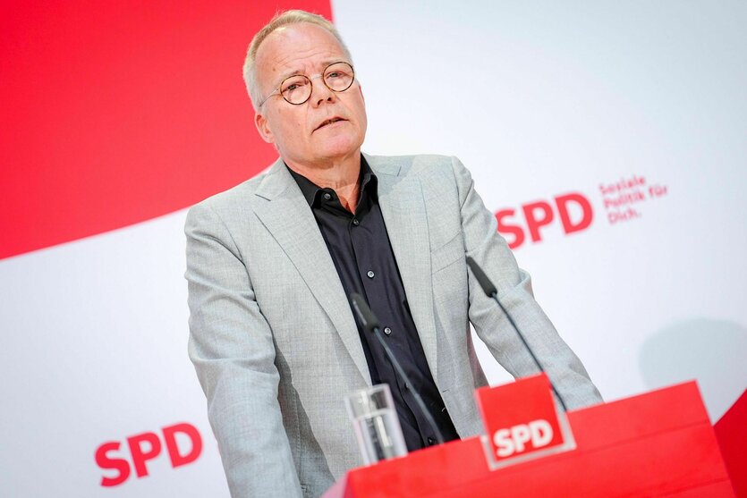 Matthias Miersch steht an einem Rednerpult