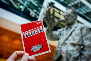 Eine Werbekarte mit der Aufschrift ?Der Koalitionsvertrag ist da?