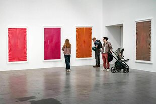 Menschen sehen sich Kunstwerke an