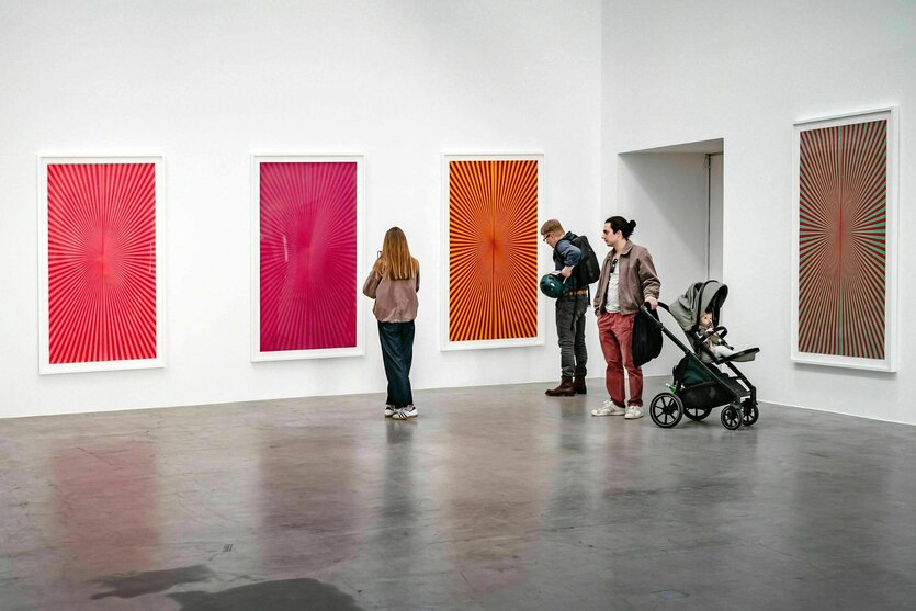 Menschen sehen sich Kunstwerke an