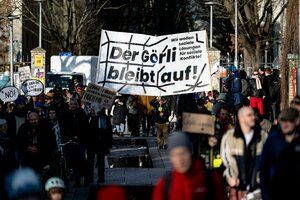Demozug mit Plakat 