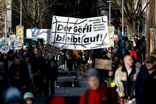 Demozug mit Plakat "Der Görli bleibt auf"