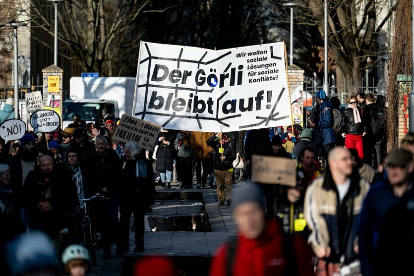 Demozug mit Plakat "Der Görli bleibt auf"