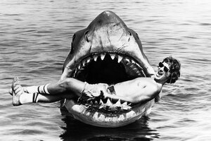 Steven Spielberg liegt im Maul der Attrappe des Weißen Hais