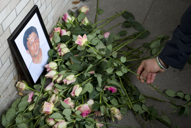Ein Bild von Süleyman Taşköprü und Rosen zum Zeichen der Trauer werden vor dem Ladenlokal niedergelegt, in dem das Hamburger Opfer des NSU sein Geschäft hatte