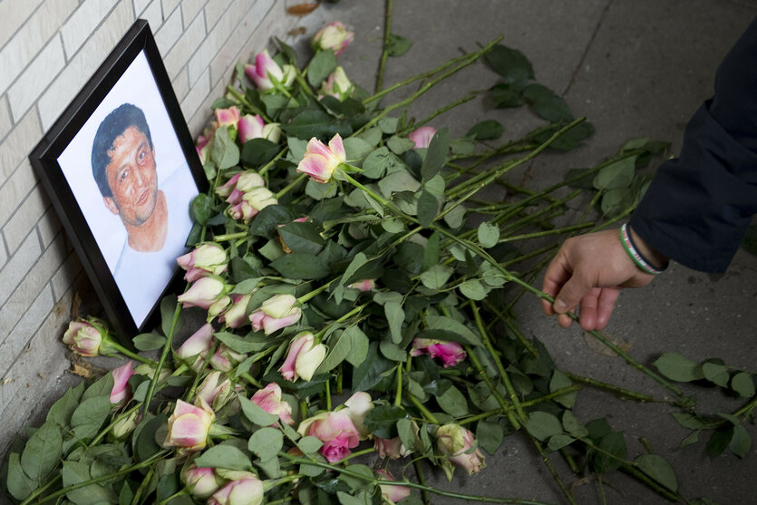 Ein Bild von Süleyman Taşköprü und Rosen zum Zeichen der Trauer werden vor dem Ladenlokal niedergelegt, in dem das Hamburger Opfer des NSU sein Geschäft hatte