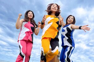 Drei Frauen springen in die Luft