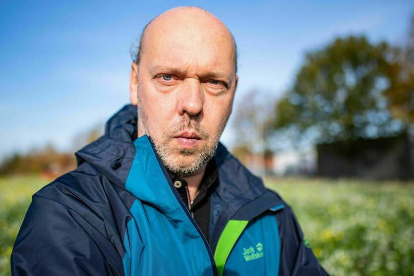 Ein Mann blickt ernst in die Kamera