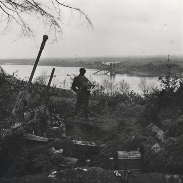 Ein Soldat blickt über die Elbe bei Laueneburg, eine Brücke ist zerstört, historische Aufnahme