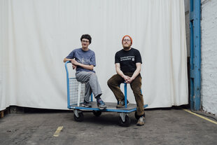 Sarah Werener und Jona Redslob sitzen auf einem Wagen