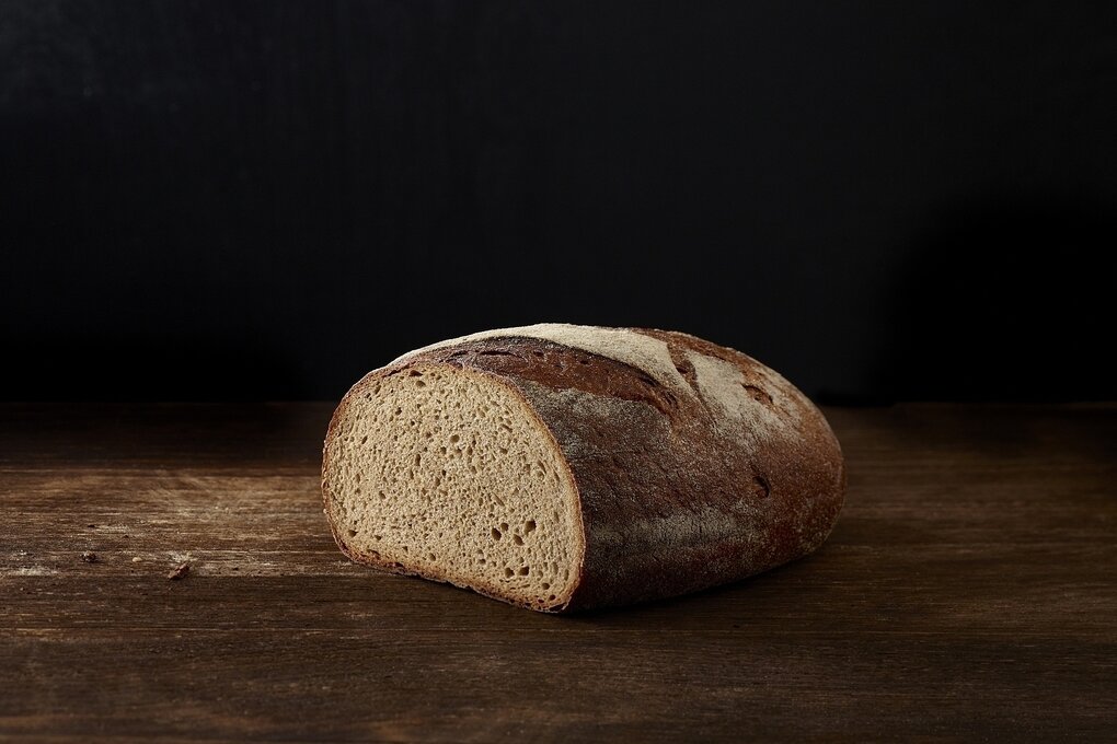Ein Brot liegt auf einem Tisch