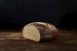 Ein Brot liegt auf einem Tisch