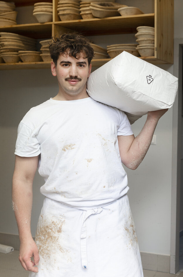 Ein Bäcker mit einem Sack mehl