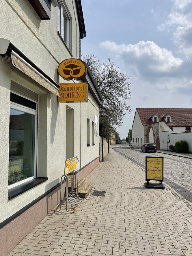 Außenansicht einer Bäckerei in ländlicher Umgebung