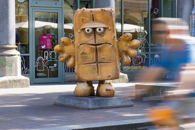 Bernd, das Brot, eine Comicfigur steht in einer Einkaufsstraße