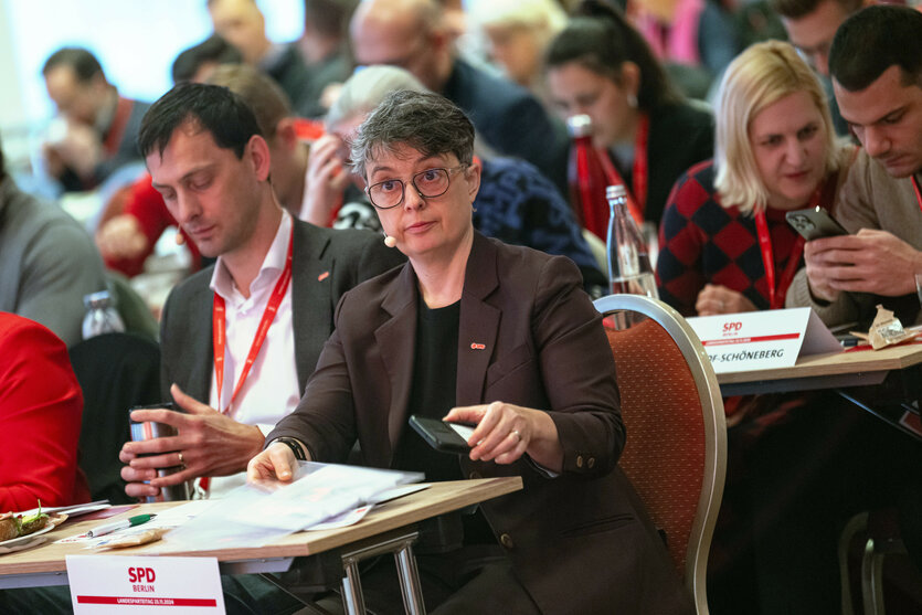Martin Hikel (l), und Nicola Böcker-Giannini, die beiden Vorsitzenden der Berliner SPD, nehmen am Parteitag SPD Berlin in Berlin-Mitte teil