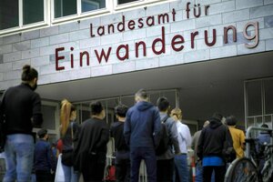 Menschen warten vor dem Eingang des Landesamts für Einwanderung