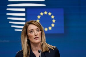 Eine Frau vor der Flagge der Europäischen Union