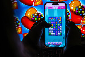 Handy mit Spiel, grelle Farben
