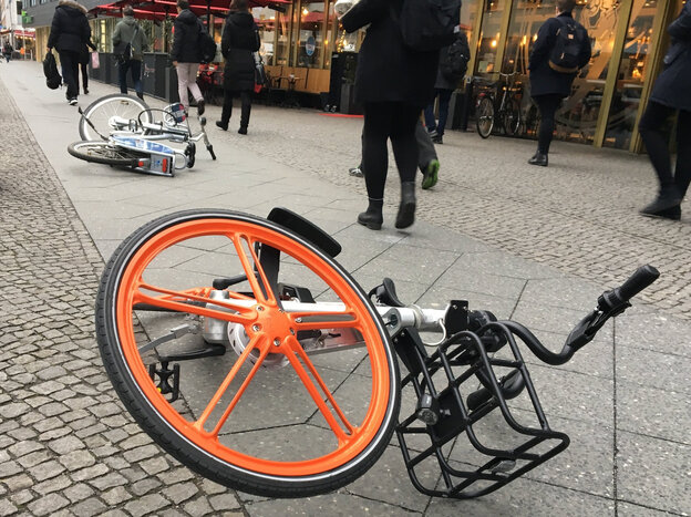 Zwei umgefallene Leihräder auf dem Gehweg
