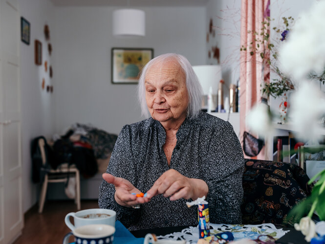 Switlana Petrowskaja sitzt an einem Tisch und isst Smarties