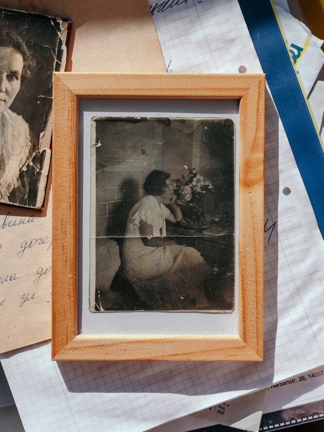 Ein Schwartz-Weiß-Foto in einem Holzrahmen