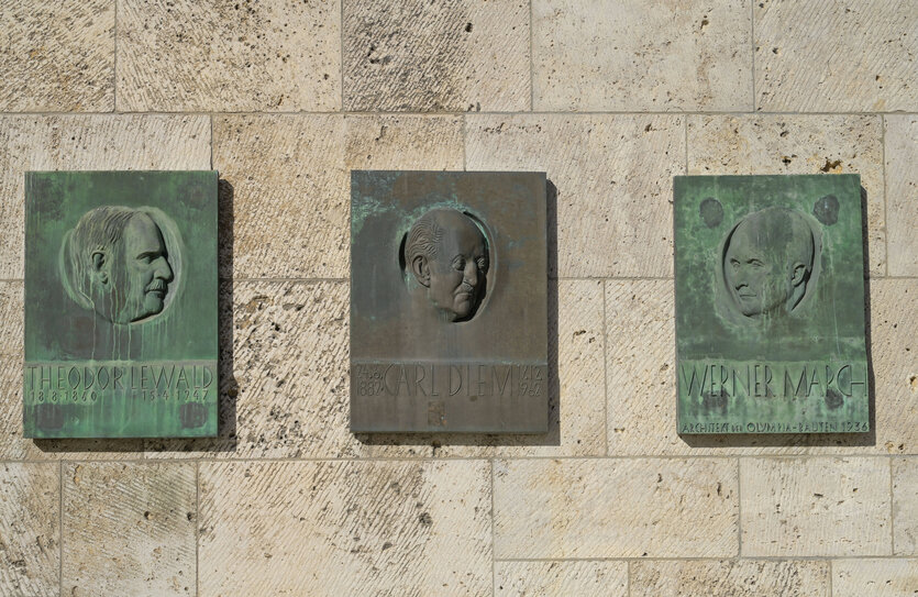 Gedenktafeln u.a. für Carl Diem am Berliner Olympiastadion, Marathontor
