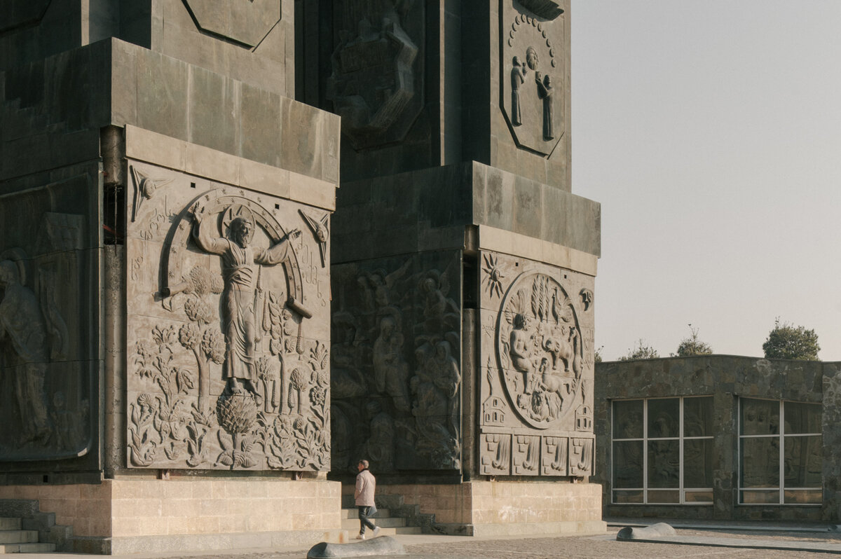 Ausgabe Arch+ zu Monumentalarchitektur: Kultische Betongiganten