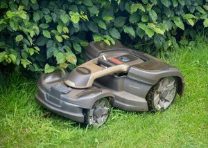 Ein Mähroboter mäht Gras in einem Garten