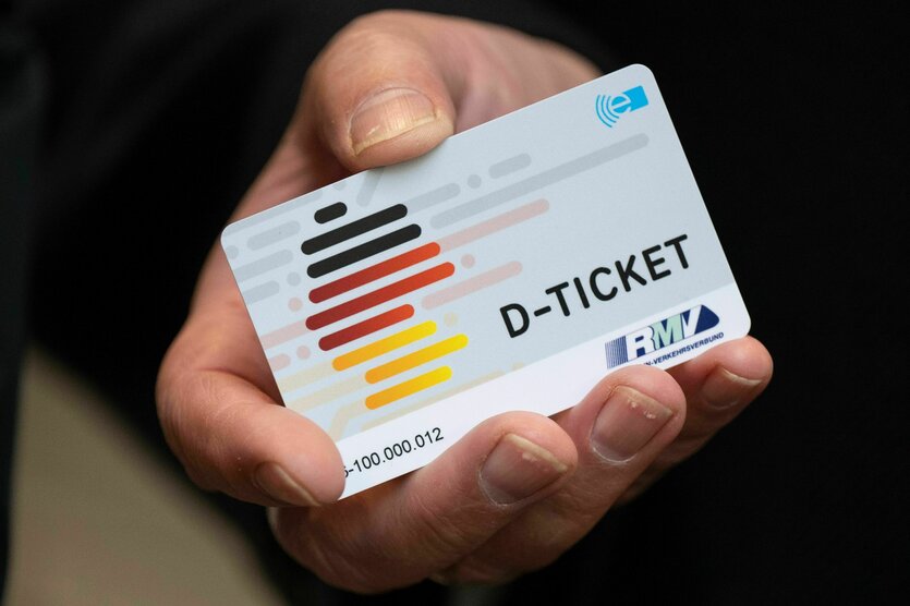 Eine Hand hält ein Deutschlandticket