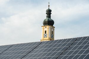 Solaranlage vor Kirchturm