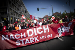 Menschen halten ein Transpi auf der Straße: Mach dich Stark mit Uns