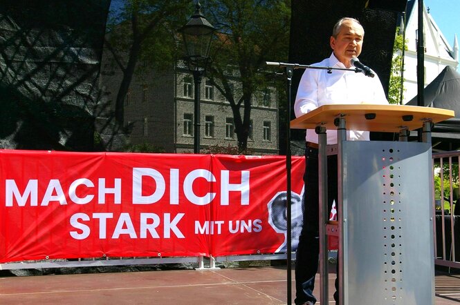 Octavian Ursu hält in Gera eine Rede vor dem DGB Plakat: Mach dich stark mit uns