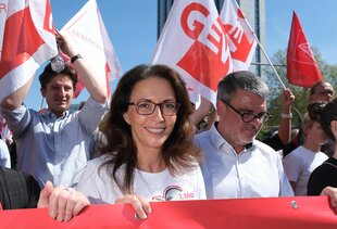 Yasmin Fahimi hinter einem Transparent