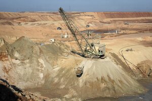 Ein Bagger gräbt in einem Tagebau
