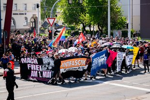 Eine antifaschistische Demonstration am 1. Mai 2025 in Gera mit mehreren bunten Bannern und Flaggen