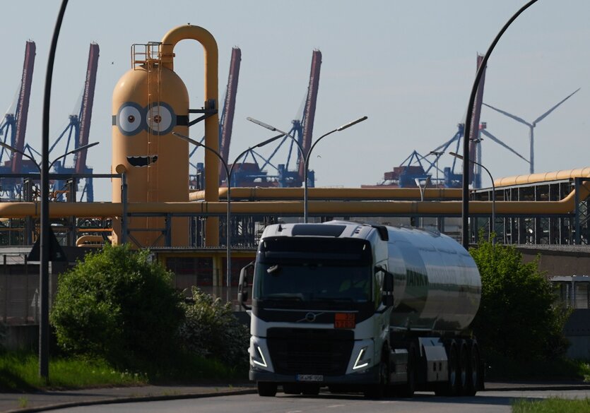 Ein als Minion bemalter Kessel steht auf dem Gelände eines Öltanklagers im Hamburger Hafen.