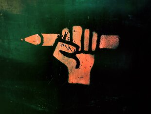 Illustration: Eine Faust umklammert einen Stift.