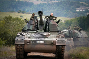 Zwei Männer auf einem Panzer