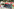 Blumen, Kerzen, Stofftiere und ein Banner 