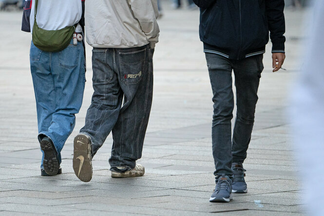 Drei Jugendliche gehen durch die Innenstadt