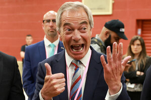 Nigel Farage lacht und freut sich über den Sieg der Partei bei den Nachwahlen in Runcorn