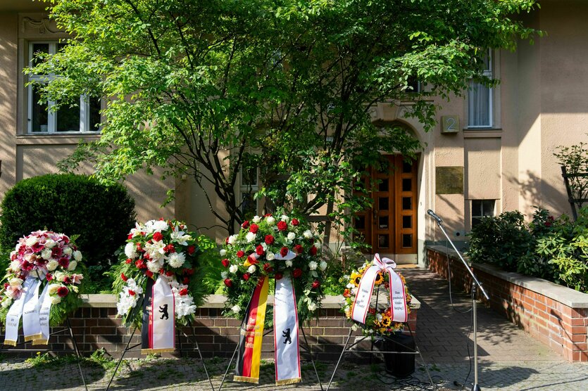 Kränze vor dem Haus Schulenburgring 2, wo am 2. Mai 1045 der Berliner Kapitulationsbefehl unterzeichnet wurde