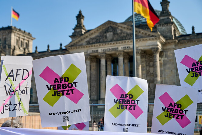 Protestschilder auf denen steht: AFD VERBOT JETZT