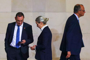 Friedrich Merz geht an Tino Chrupalla und Alice Weidel vorbei