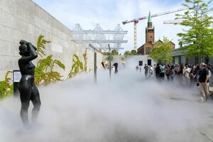 esucher der Neuen Nationalgalerie stehen im Skulpturengarten in der stündlich für etwa zwanzig Minuten aktivierten Nebelskulptur von Fujiko Nayaka