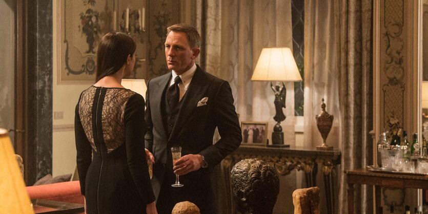 Daniel Craig mit Glas in der Hand und Monica Bellucci