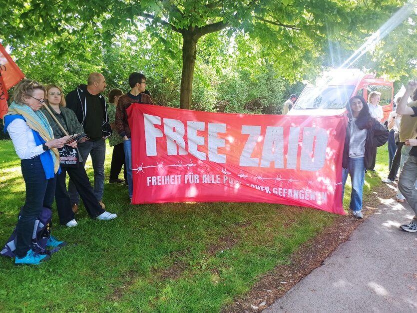 Banner mit der Forderung "Free Zaid" auf einer Kundgebung in Köln