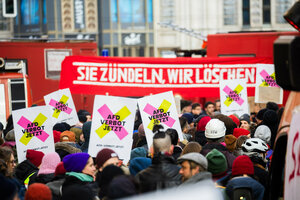 „AfD Verbot jetzt“ steht bei einer Demonstration unter dem Motto «Großer Löschzug der freiwilligen Feuerwehr der Demokratie zur Bekämpfung der rechtspopulistischen Brandherde in der CDU-Zentrale» auf Plakaten