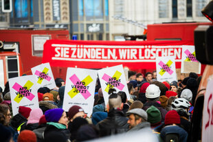 „AfD Verbot jetzt“ steht bei einer Demonstration unter dem Motto «Großer Löschzug der freiwilligen Feuerwehr der Demokratie zur Bekämpfung der rechtspopulistischen Brandherde in der CDU-Zentrale» auf Plakaten